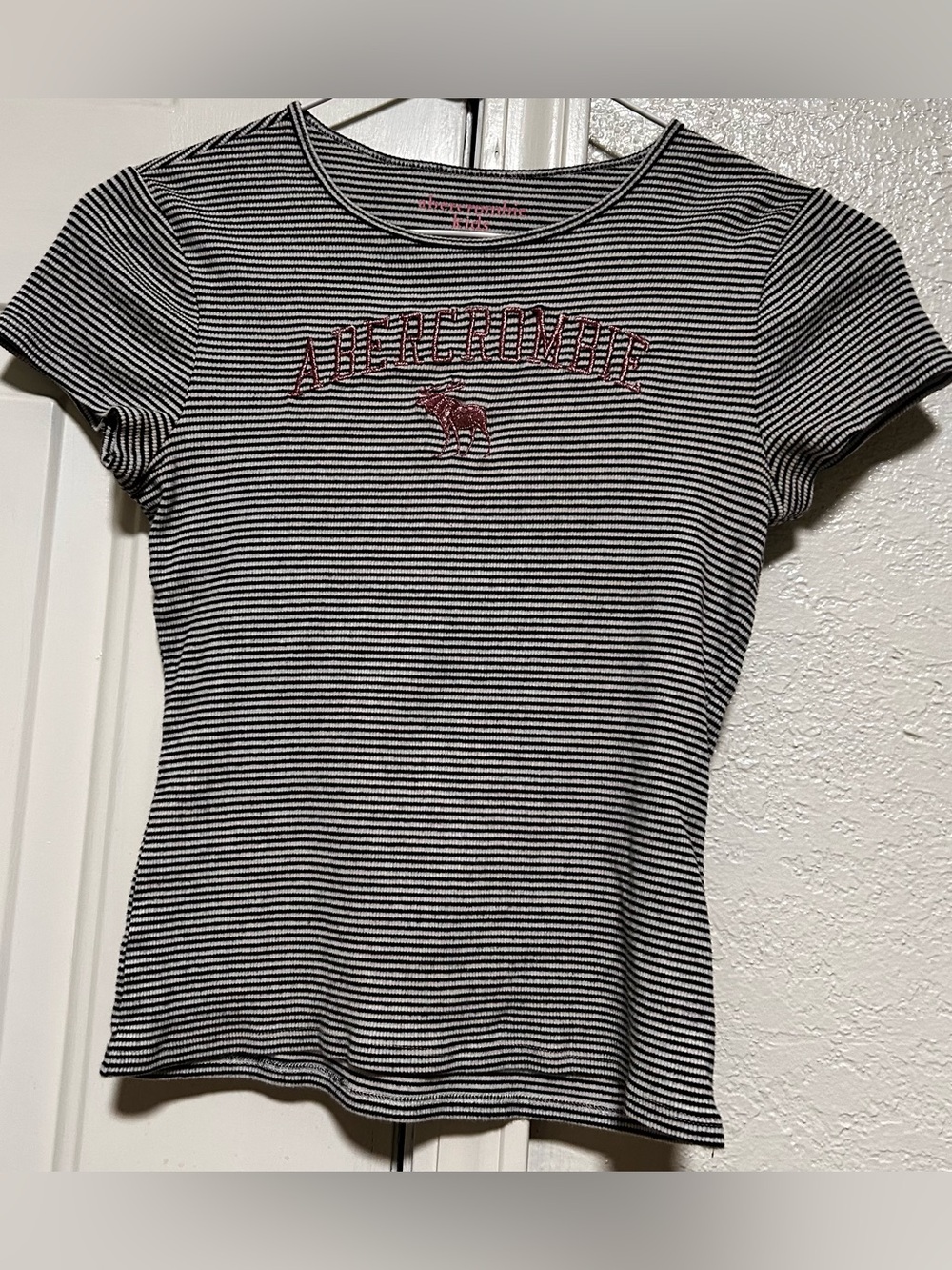 Abercrombie & Fitch Black & White Stripe Logo Tee. SZ-11/12